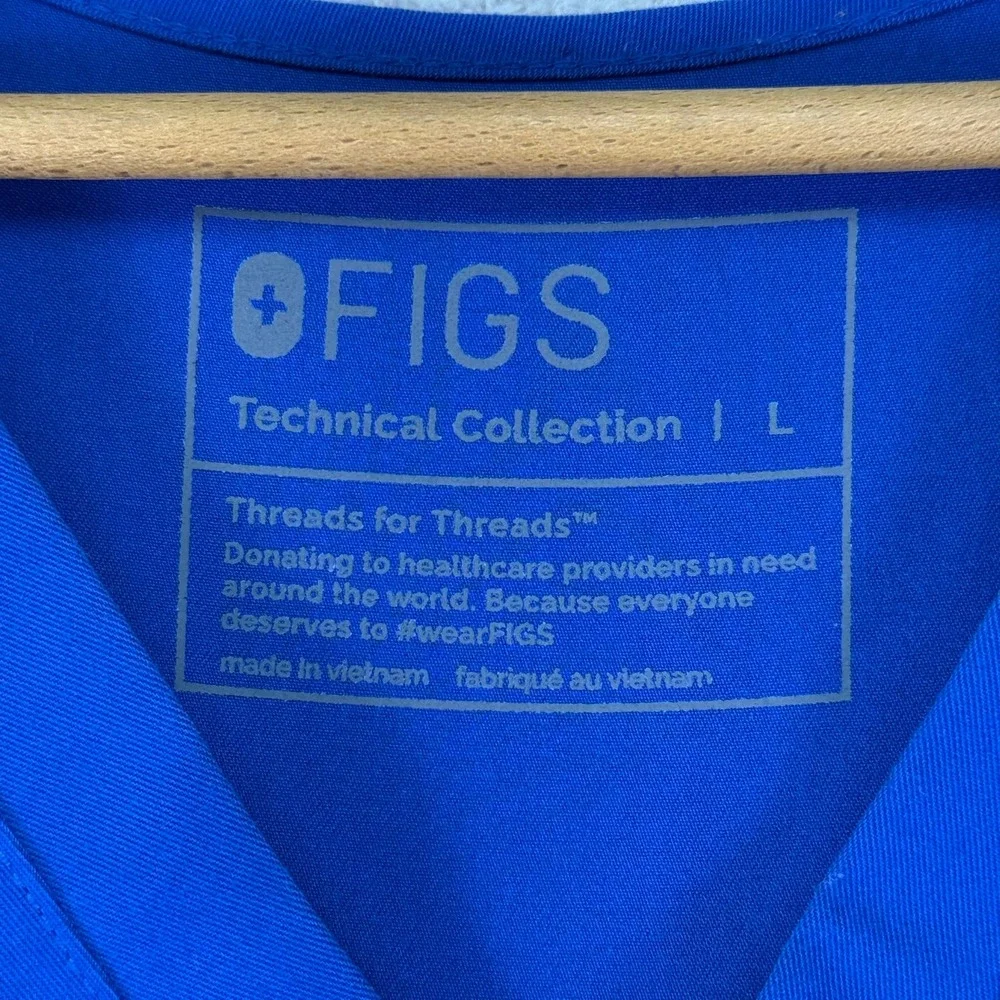 FIGS Technical Collection Scrub Top Women's Size L‎ Blue V Neck